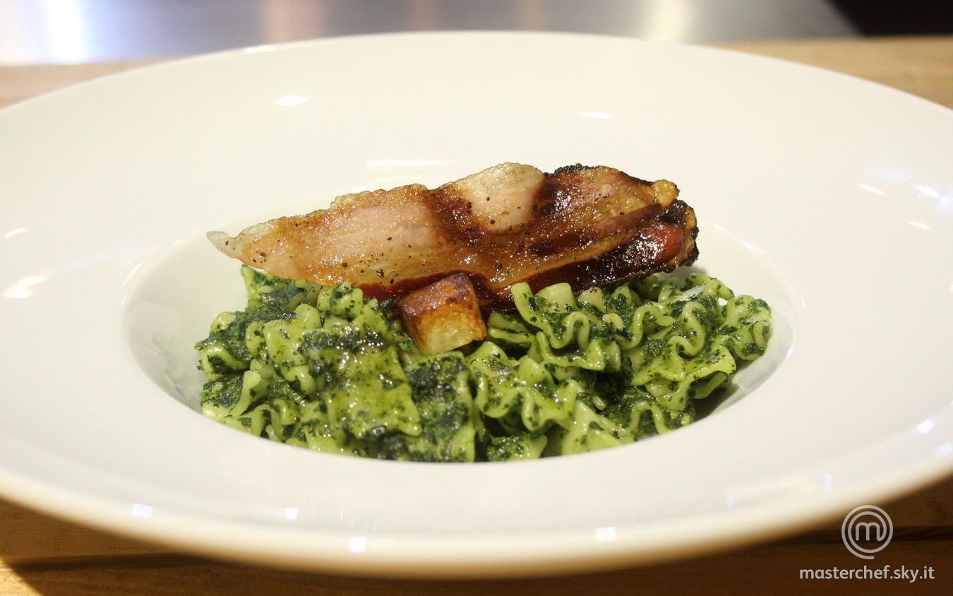 Mafalde corte con crema di cavolo nero e patate croccanti